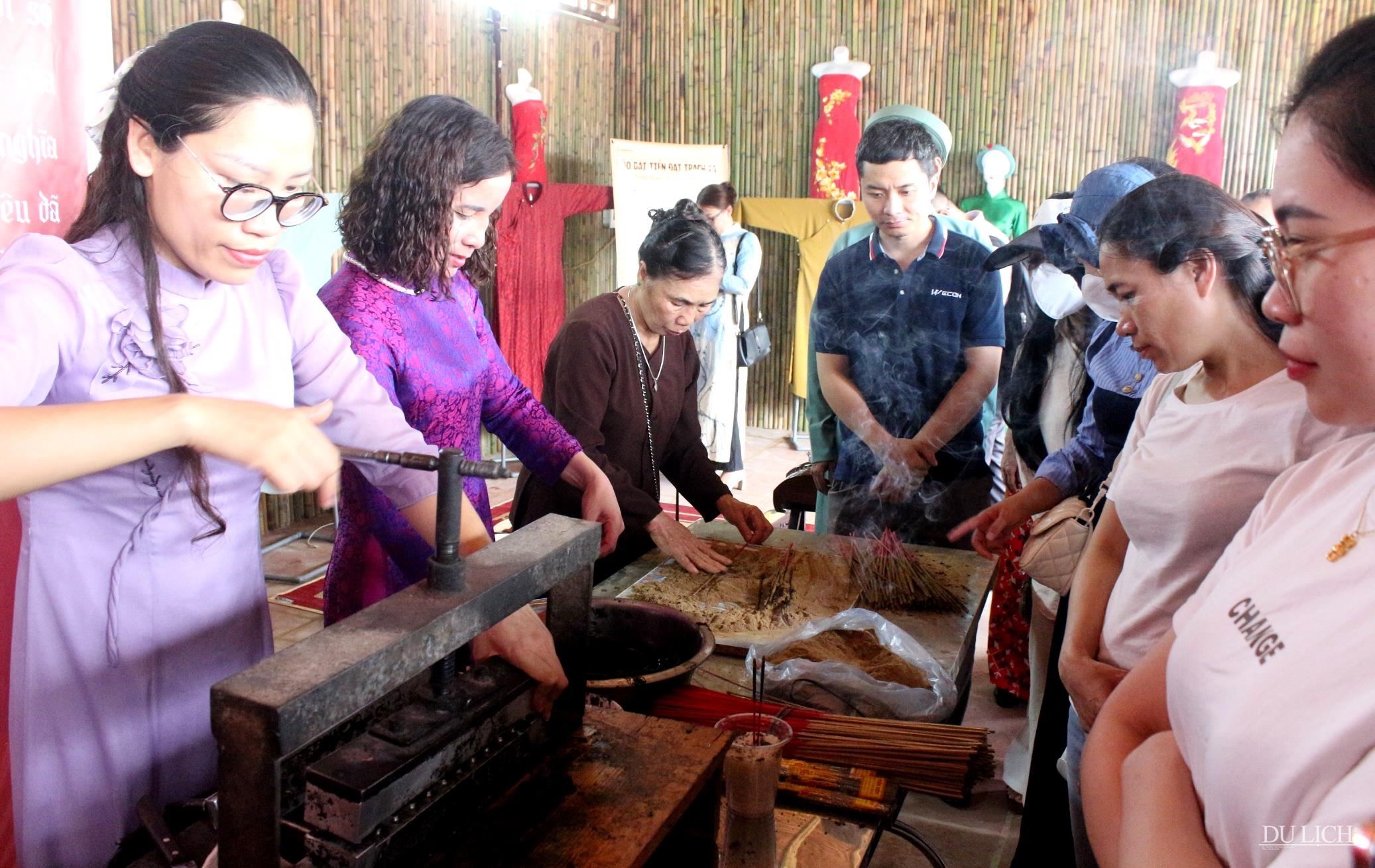 Đoàn khảo sát tìm hiểu, trải nghiệm nghề làm hương tại xã Quảng Phú Cầu